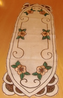 M774 vintage embroidered runner